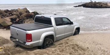 Casí pierde su 4x4 en el mar: los bomberos lograron sacarla (Foto: La Capital)