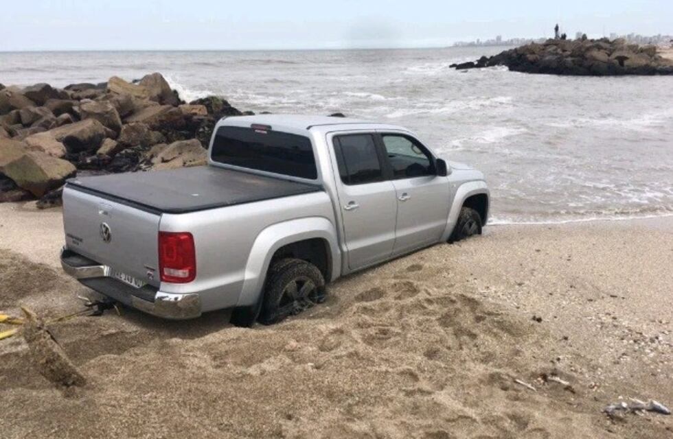Casi pierde su 4x4 en el mar: los bomberos lograron sacarla