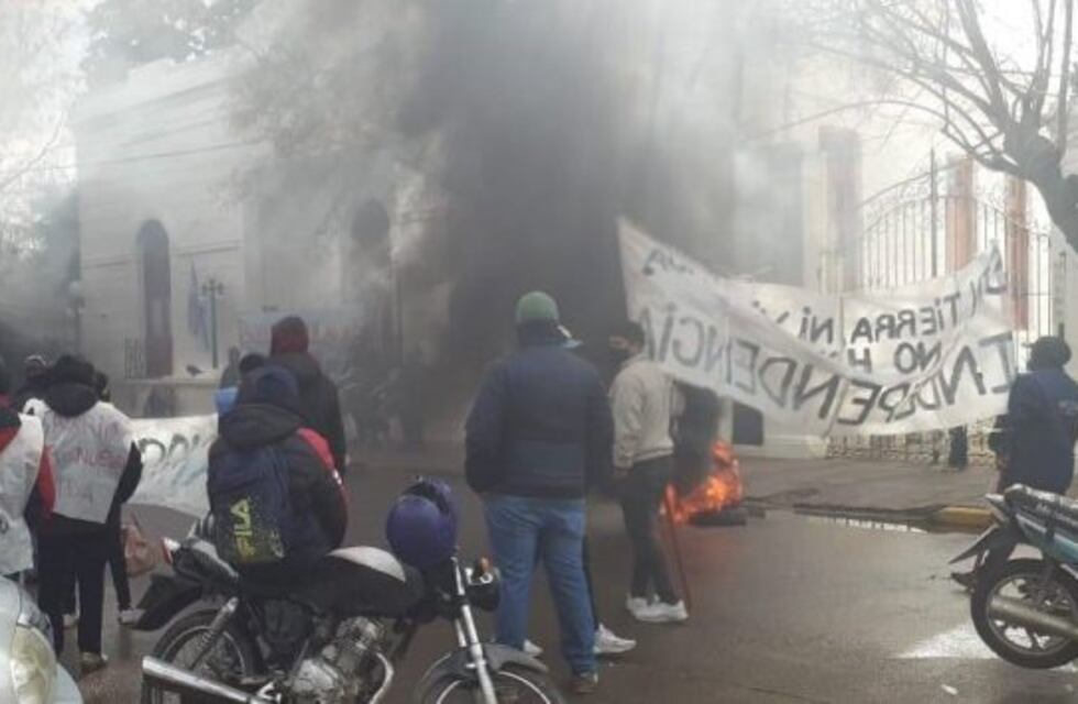 Barrios populares reclaman frente al municipio de Viedma