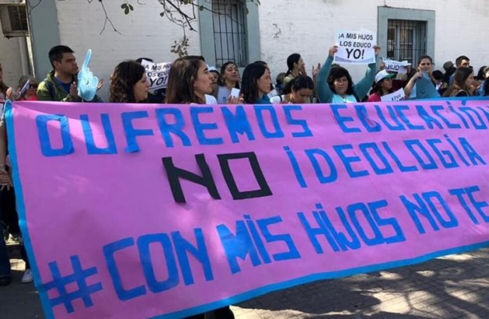 #ConMisHijosNoTeMetas: la campaña para oponerse a la Educación Sexual