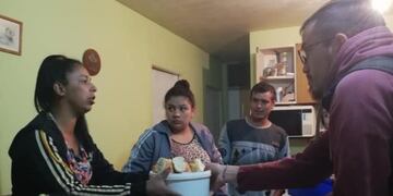 Todos los viernes, una olla popular en un barrio de Godoy Cruz, le da de comer a más de 60 niños\u002E