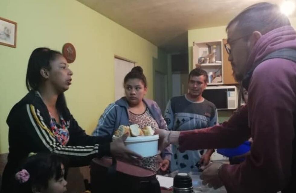 Una olla popular en Godoy Cruz, le da de comer a más de 60 niños