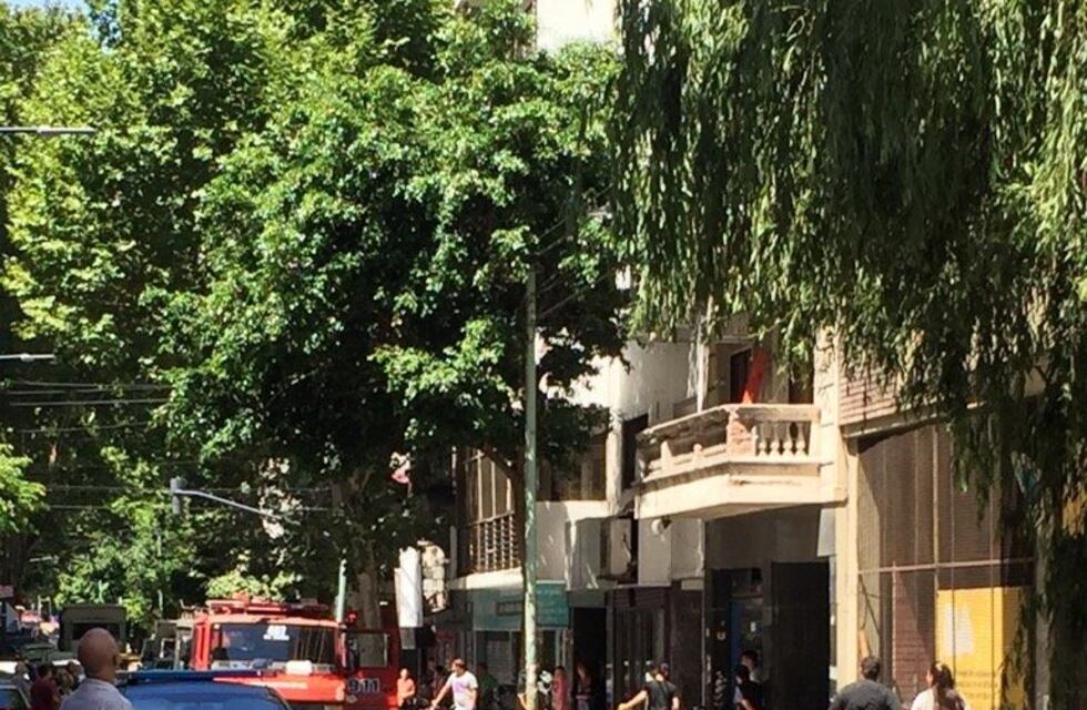 Una persona internada y varias afectadas al incendiarse un edificio de Once