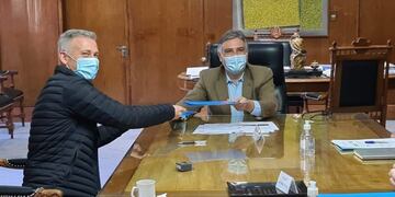 Esteban Avilés y firma de convenio de colaboración con el intendente de la ciudad de Córdoba\u002E (Foto: Facebook / Esteban Avilés)\u002E