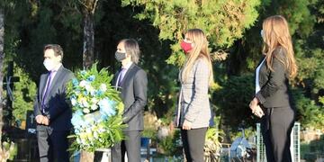 El intendente Lovato (con la corona en sus manos) encabezó un homenaje a los pioneros de Montecarlo\u002E