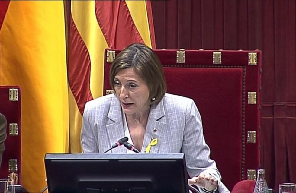 La presidenta del legislativo catalán acató la orden de Madrid y dio por disuelto el parlamento