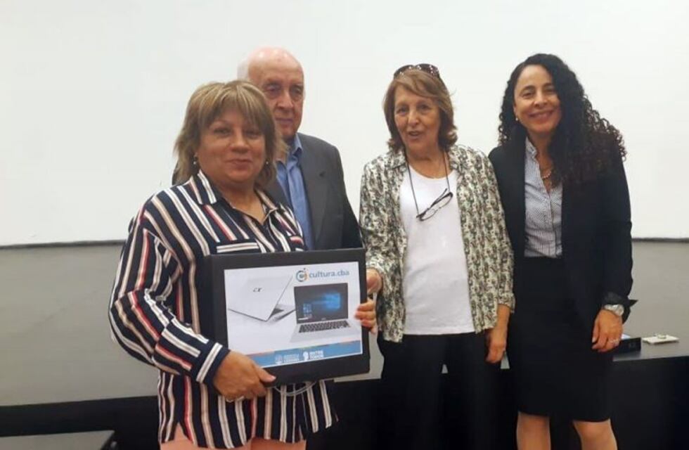 La Agencia Córdoba Cultura entregó una computadora a la Biblioteca Municipal