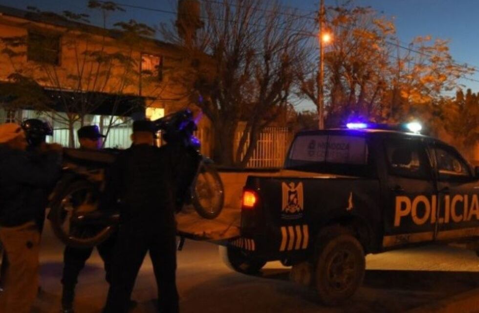 Balearon un móvil policial en Godoy Cruz en un enfrentamiento entre bandas