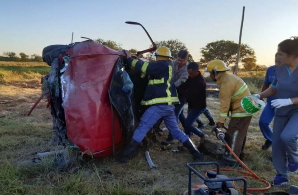 Violento accidente de tránsito: un auto volcó y dos jóvenes quedaron atrapados