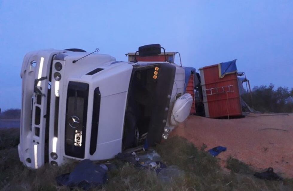 Tinoco: perdió el control del camión y volcó sobre la ruta