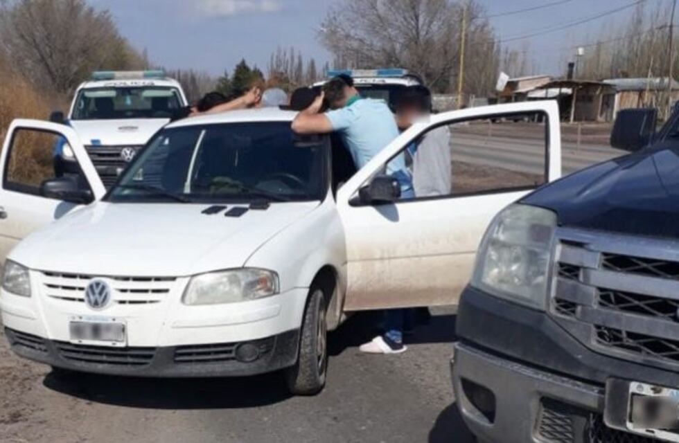 Encontró a tres menores robando en su casa y los persiguió hasta atraparlos