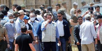 Brazil's President Jair Bolsonaro visits a temporary field hospital, amid coronavirus disease (COVID-19) outbreak, in Aguas Lindas, state of Goias,Brazil, April 11, 2020\u002E REUTERS/Adriano Machado