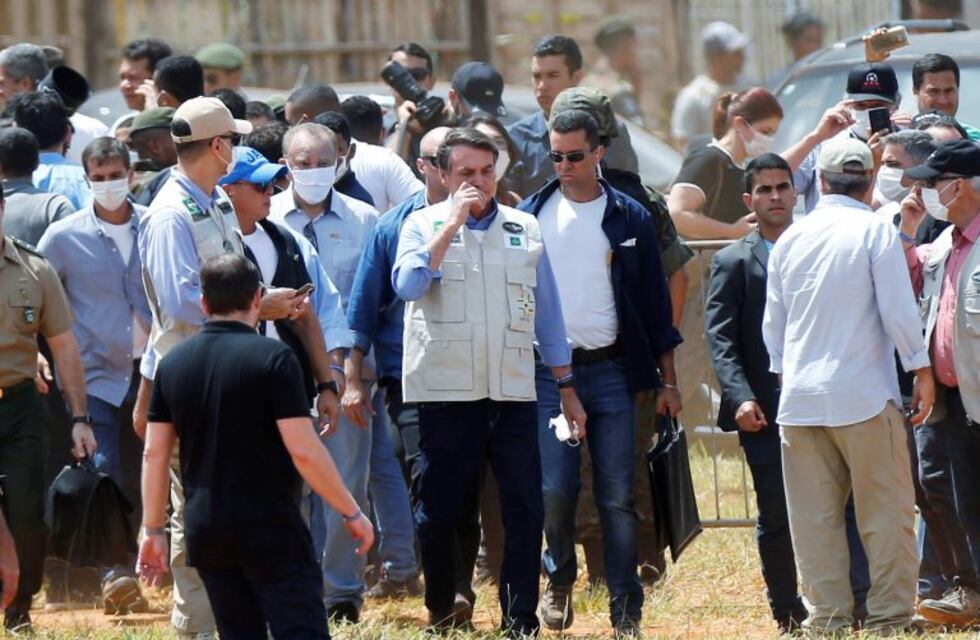 Bolsonaro volvió a crear polémica al causar aglomeraciones en su visita a las obras de un hospital