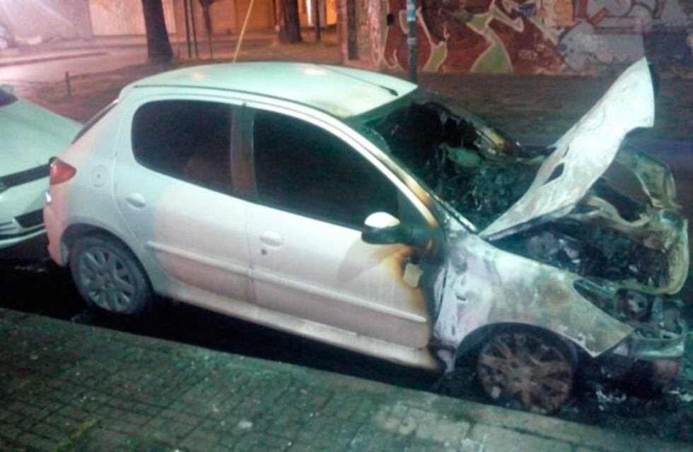 Los quemacoches volvieron a atacar los autos de la ciudad