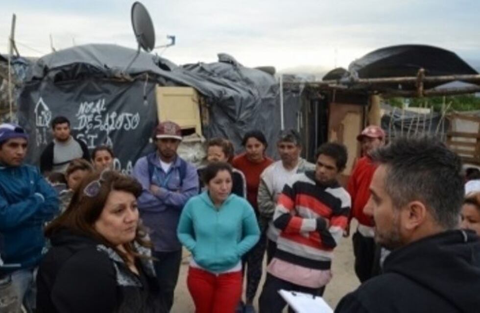 La tensión dominó el desalojo de las familias que estaban asentadas en Ribera del Valle