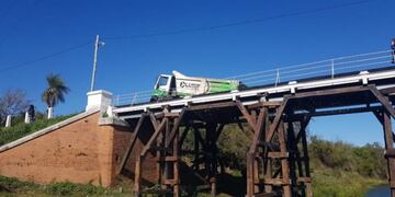 El camión de Lusa que rompió el histórico Puente Pexoa\u002E