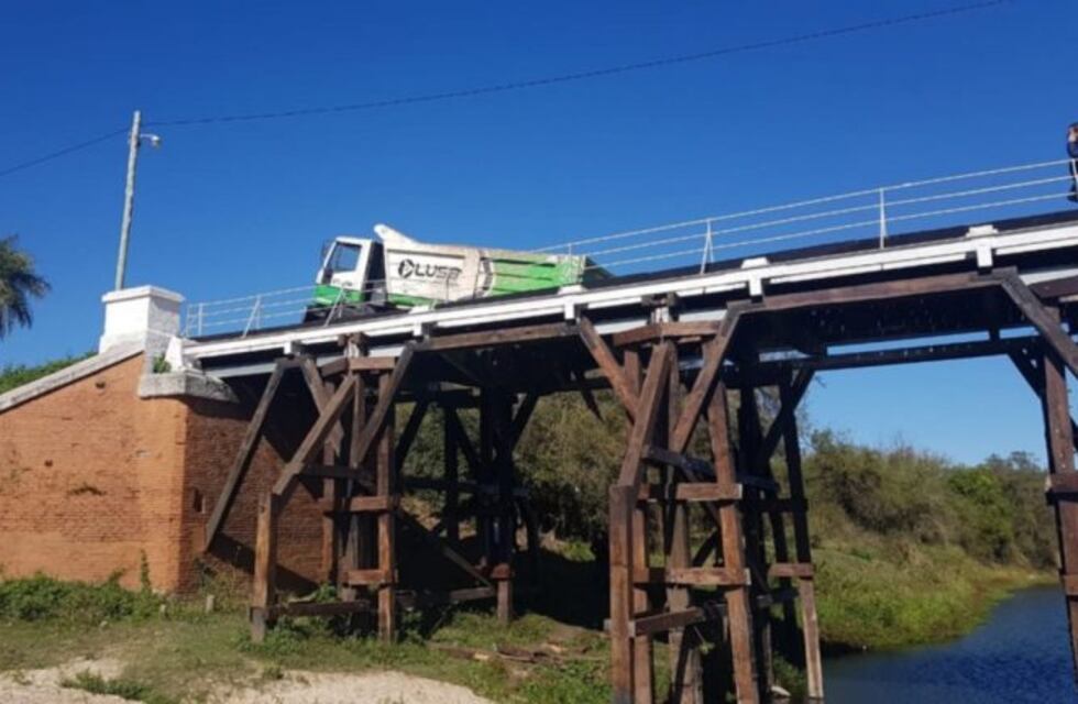 Un camión de basura rompió un histórico puente
