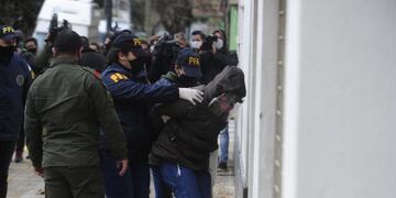 Algunos de los 16 detenidos por la causa de espionaje ilegal durante el Gobierno de Mauricio Macri ingresan al juzgado de Lomas de Zamora para prestar declaración indagatoria ante el juez Fernando Villena\u002E (Clarín)