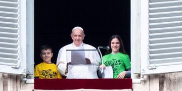Vatican City (Vatican City State (holy See)), 26/01/2020\u002E- Pope Francis with children at the window of his office during the Angelus prayer at the Vatican, 26 January 2020\u002E (Papa) EFE/EPA/CLAUDIO PERI