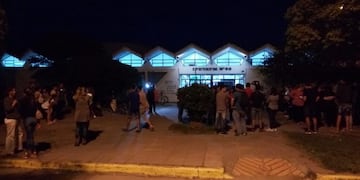 Abrazo solidario de profesores, alumnos y padres para el Ipetaym Nº 68