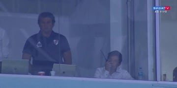 Gallardo hablando por handy durante el partido ante Gremio (Foto: Captura SporTV)