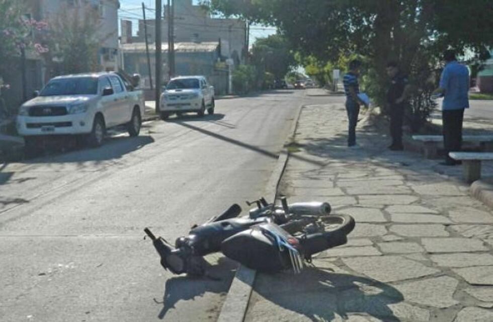 Dos mujeres quedaron con graves heridas tras el choque entre una moto y un camioneta