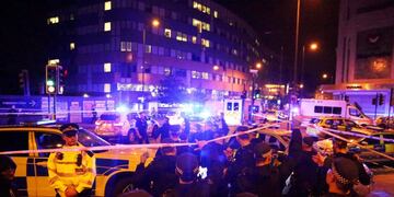 Police officers attend to the scene after a vehicle collided with pedestrians in the Finsbury Park neighbourhood of North London, Britain June 19, 2017\u002E REUTERS/James Cropper