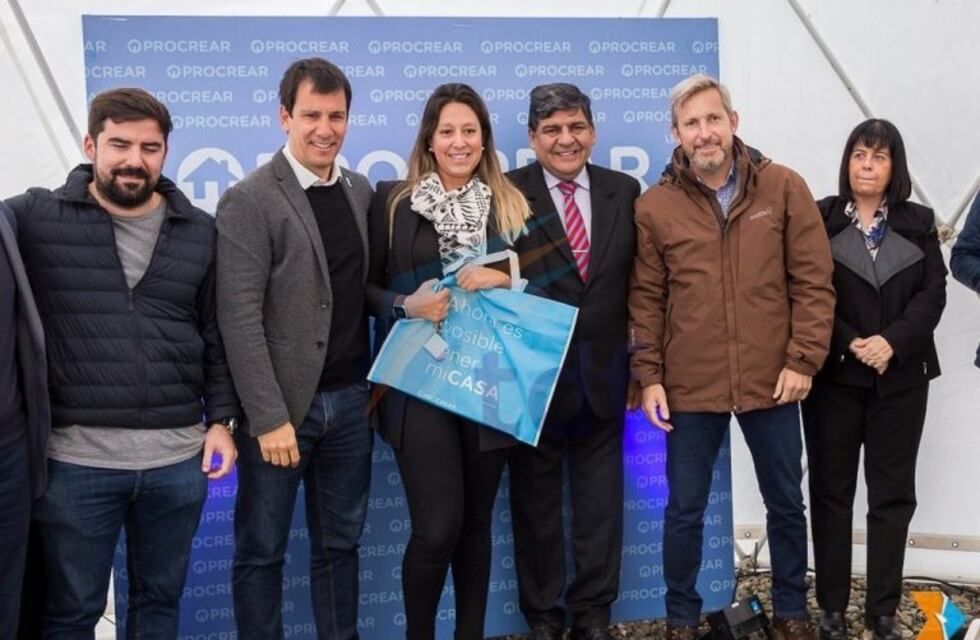 Frigerio y Arcando entregaron viviendas de Procrear en Ushuaia