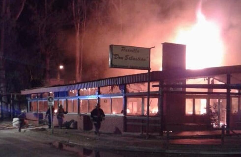 Incendio consumió por completo un comedor en la costanera de Victoria