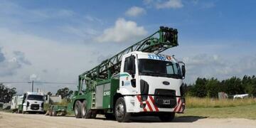 Camion pocero\u002E Los trabajos en 101 se realizan luego de la terminación del de 84 y 59