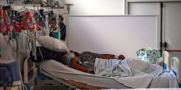 A patient infected with the new coronavirus remains in the Doctor Alberto Antranik Eurnekian Public Hospital in Ezeiza, in the outskirts of Buenos Aires on July 1, 2020\u002E (Photo by RONALDO SCHEMIDT / AFP) CASOS DEL DIA CORONAVIRUS PACIENTE CON COVID - 19 ARGENTINA INFECTADO INFECTADA INFECTADOS