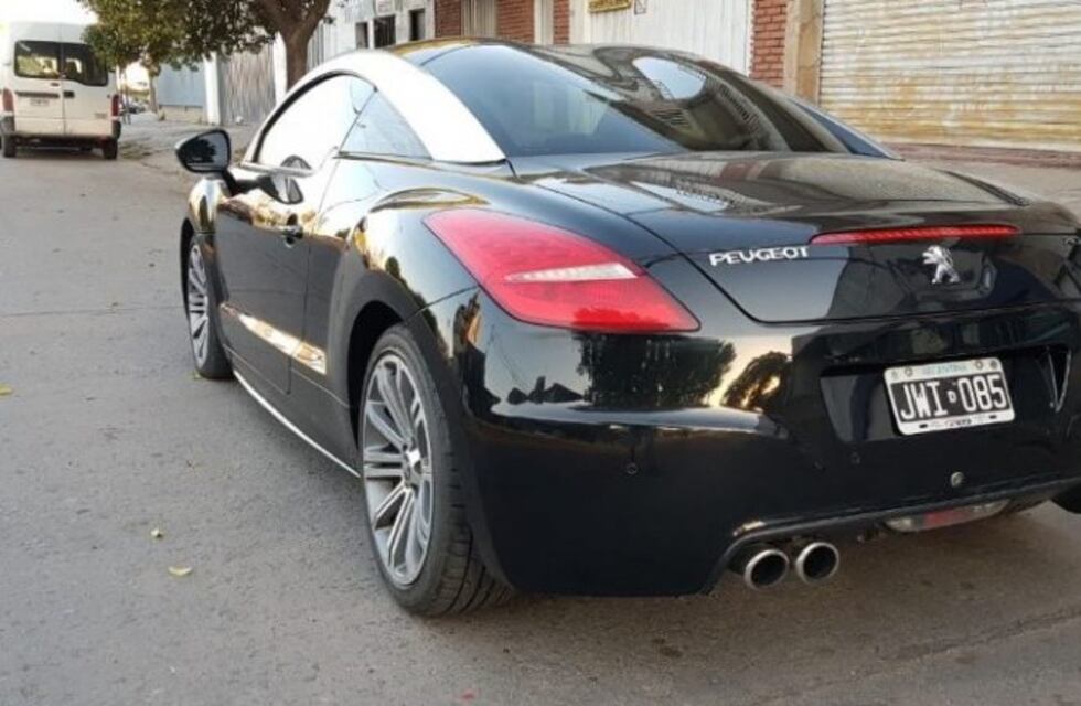 Roban dos autos de una concesionaria y los encuentran en un galpón