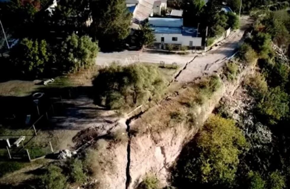 La grieta cada vez se abre más y piden a los vecinos que se vayan del barrio