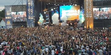 Una multitud en el Parque de las Tejas\u002E Los estudiantes están de regreso\u002E