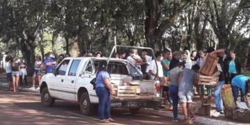 Los productores se instalan frente a la comuna para repartir su producción\u002E
