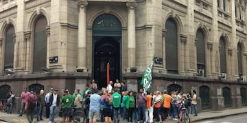 Los gremios decidieron manifestarse a primera hora en la esquina de Laprida y Rioja\u002E (@aterosario)