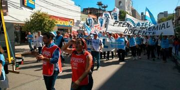 Docentes marcharon en reclamo de aumentos salariales\u002E Rechazaron el 30% anunciado a través de los medios por falta de seriedad\u002E Foto: ChacoDíaPorDía\u002E