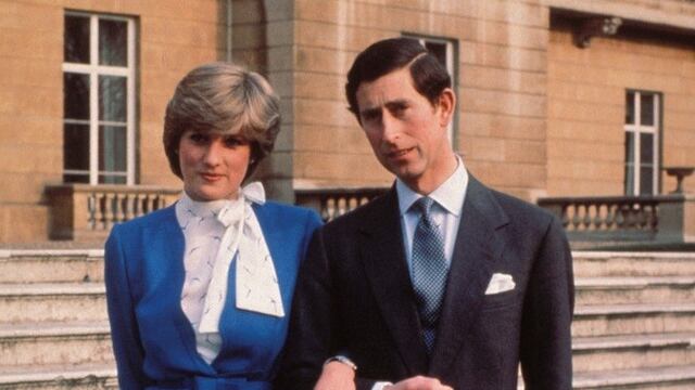 Lady Di y Carlos en el anuncio de su compromiso (Web)