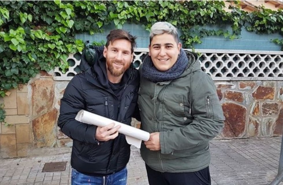 El creador de "Traeme la copa, Messi" conoció a La Pulga y le dio un particular regalo