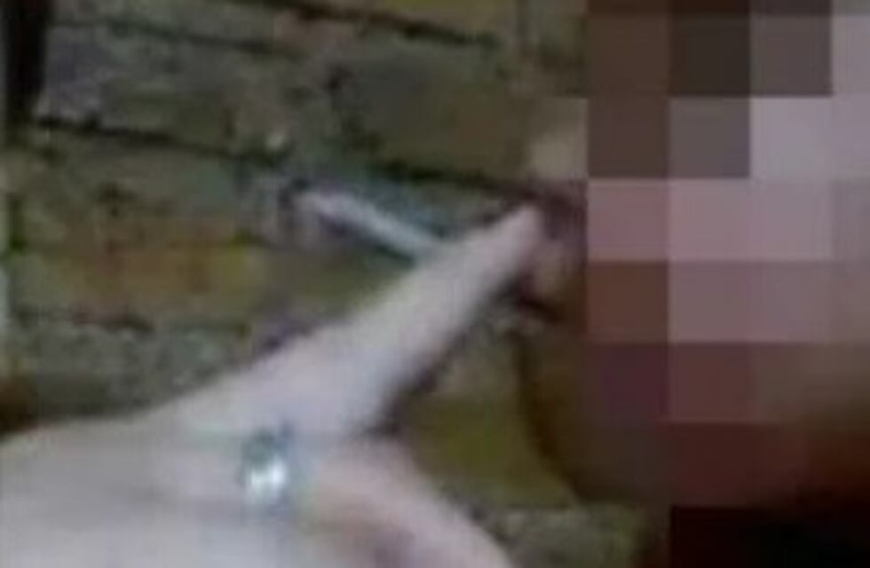 Liberan a la madre que le hacía fumar marihuana a su hija de 2 años