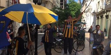 Hinchas de Central se concentraron en el hotel porteño\u002E (Rosario Nuestro)