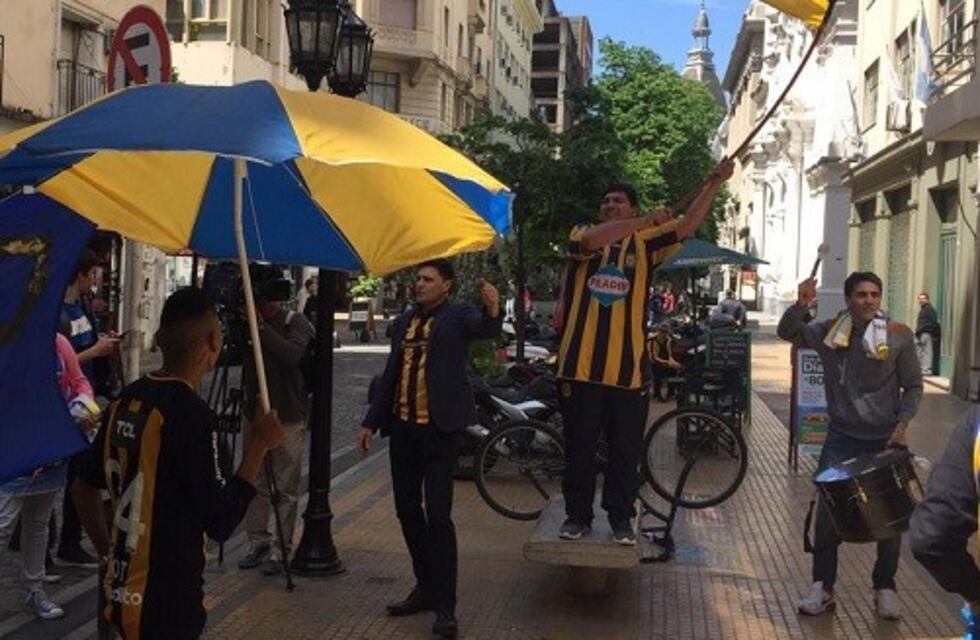 A pocas horas del choque ante Newell's, hinchas canallas realizaron un banderazo en las puertas del hotel
