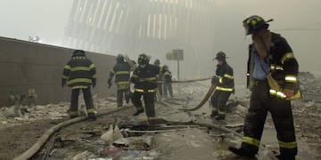 aviones avion estrellandose contra las torres gemelas en 2001\r\n\r\n\r\nFILE - In this Sept\u002E 11, 2001 file photo, firefighters work beneath the destroyed mullions, the vertical struts which once faced the soaring outer walls of the World Trade Center towers, after a terrorist attack on the twin towers in New York\u002E Families of the victims of the worst terror attack on the United States in history gathered Wednesday, Sept\u002E 11, 2013, to mark their 12th anniversary with a moment of silence and the reading of names\u002E The Sept\u002E 11, 2001 attacks in New York City and Washington killed almost 3,000 people and lead to a war in Afghanistan\u002E (AP Photo/Mark Lennihan)\r\n eeuu nueva york nueva york conmemoracion 12 aniversario del 11 de septiembre aniversario atentado terrorista torres gemelas world trade center terrorismo atentados terroristas