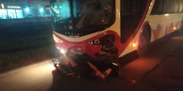 Muere al chocar contra un colectivo con pasajeros\u002E (Web)\u002E