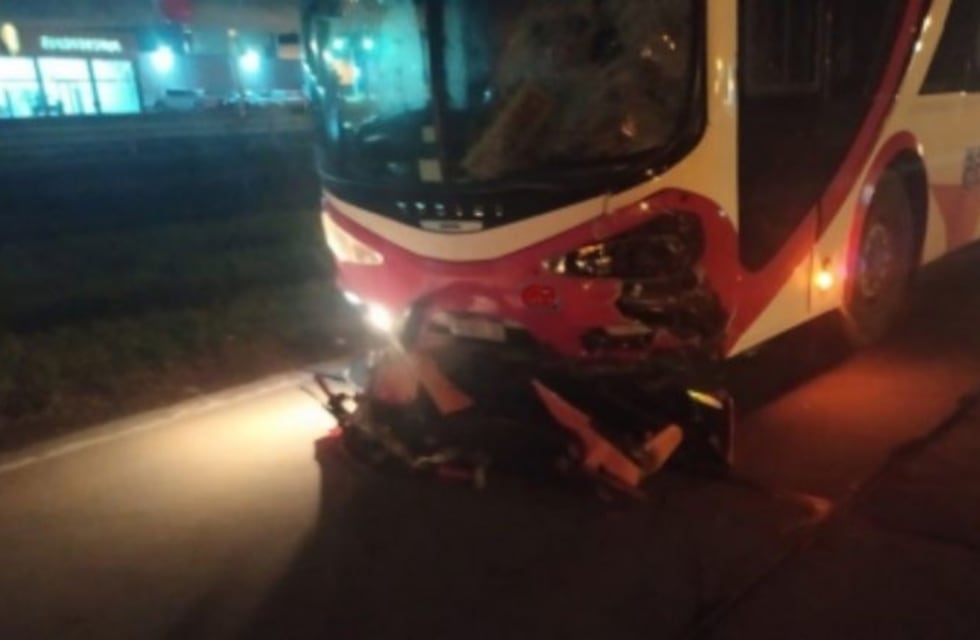 Muere al chocar contra un colectivo con pasajeros