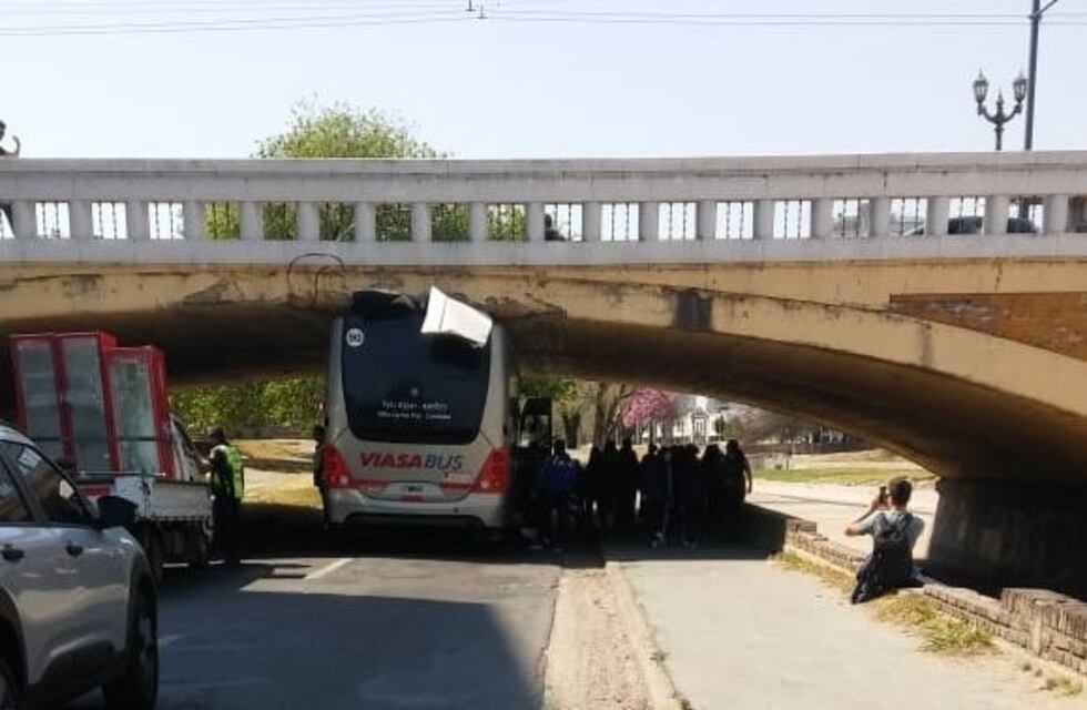 Corte en Costanera por un colectivo que quedó atascado
