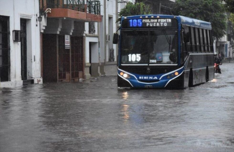 Intensas lluvias modifican el recorrido de colectivos