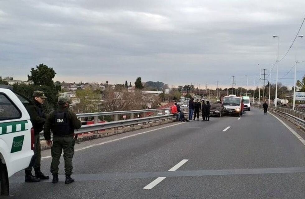 Murió arrollado en Circunvalación y su acompañante cayó del puente y se salvó