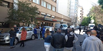 Vigilia por Maradona en la puerta de la clínica platense (Twitter)