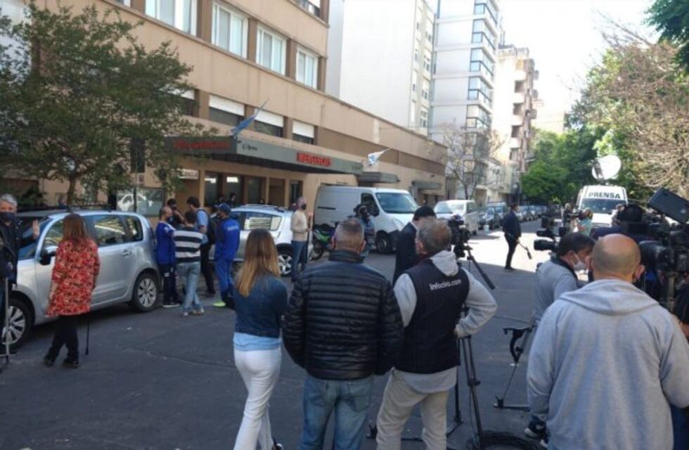 Diego Maradona internado: fanáticos acompañan desde la vereda de la clínica, con banderas y mensajes